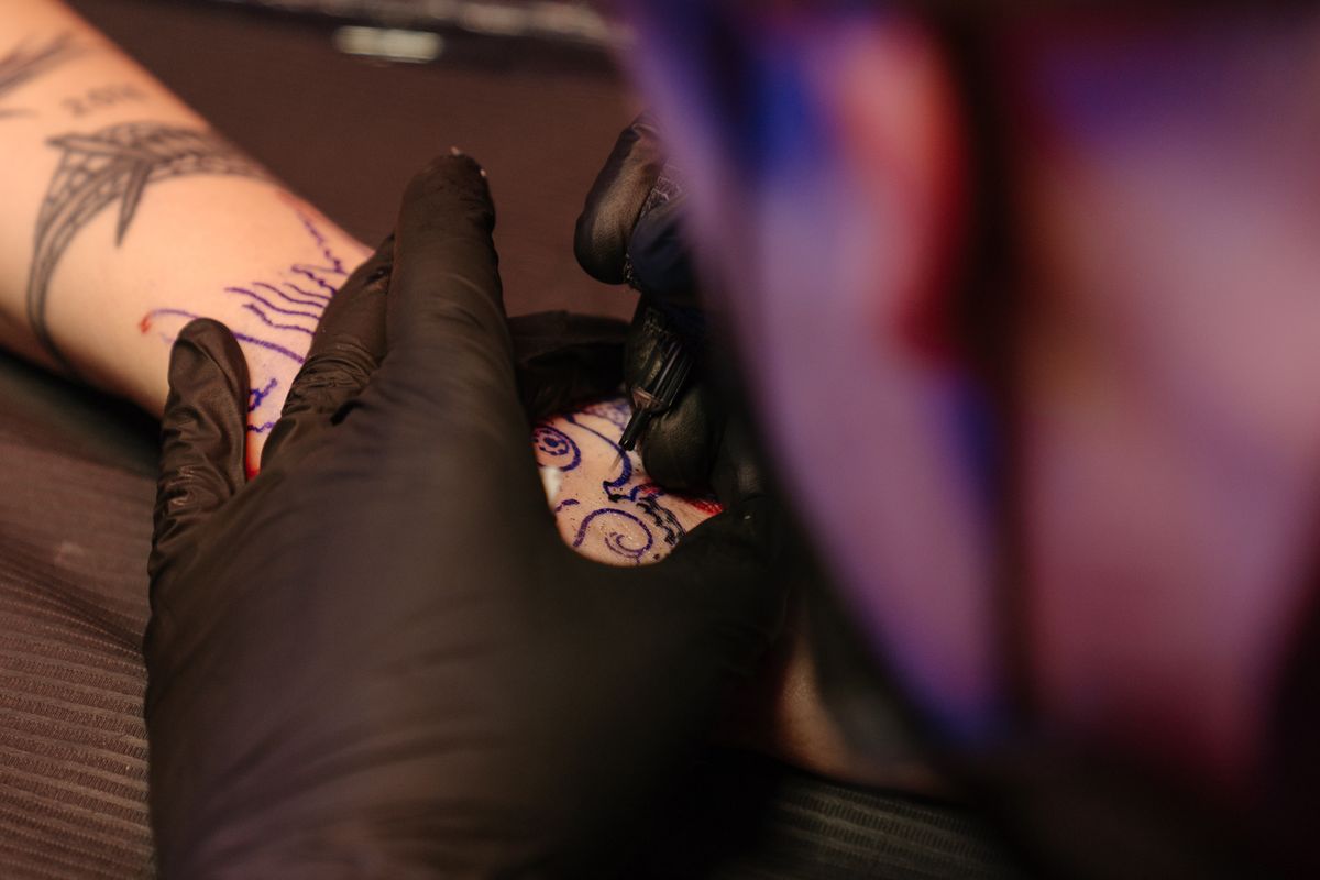 Tatuaje proceso artista trabajando